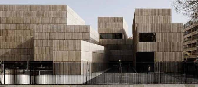 Vista exterior del Museo Íbero de Jaén con fachada de madera y diseño arquitectónico moderno