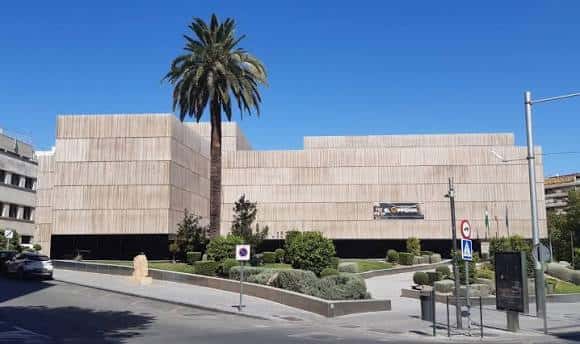 Vista frontal del Museo Íbero de Jaén con palmera y entorno urbano