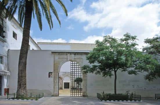 Vista exterior del Centro Cultural La Victoria con su arco de entrada y palmera