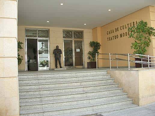 Entrada principal del Teatro Moderno con escalinata y fachada