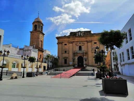 Plaza de las Bodegas con la Iglesia de la Asunción y escalinata decorada