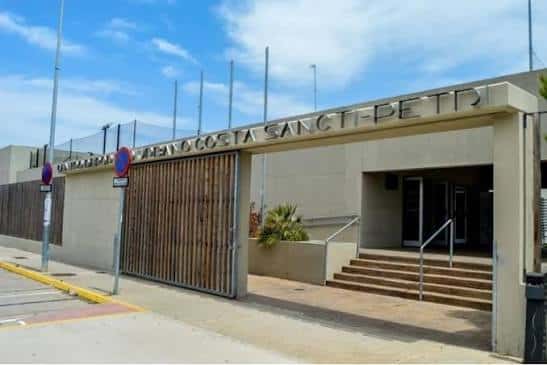 Vista exterior del Centro Deportivo Urbano Costa Sancti Petri con su fachada y entrada principal
