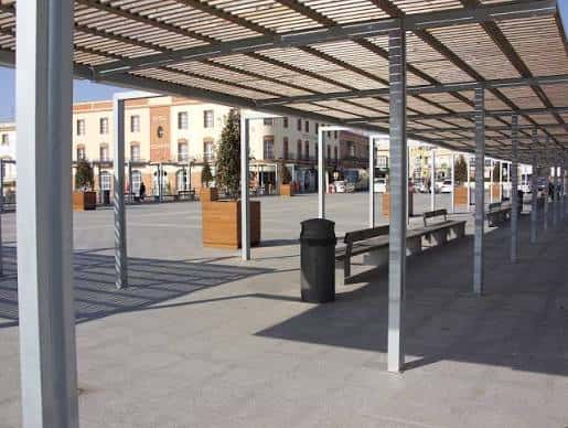 Vista de la Plaza de Andalucía con su estructura de sombra y bancos