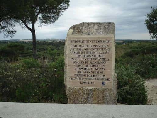 Monumento de piedra con inscripción histórica en La Espartosa