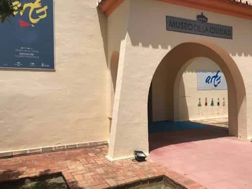 Fachada exterior del Museo de la Ciudad con el letrero oficial y entrada arqueada