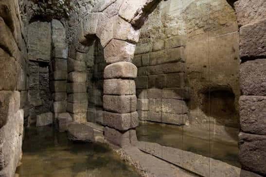 Detalle de la estructura de piedra y agua en las Cuevas de Hércules