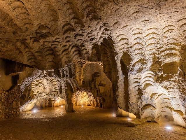 Interior de las cuevas con formaciones rocosas iluminadas