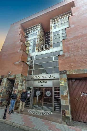 Fachada exterior del Centro Cultural Alcazaba en Mérida, con diseño moderno de ladrillo y cristal