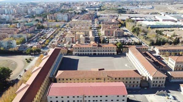 Vista aérea del Acuartelamiento Sancho Ramírez en Huesca, mostrando sus edificios principales y patios