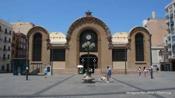 Vista frontal de la Plaça Corsini con el Mercado Central de Tarragona y la plaza despejada