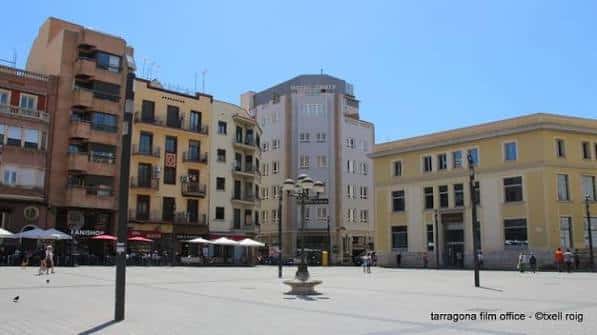 Plaza Corsini con edificios residenciales y zona de terrazas al aire libre