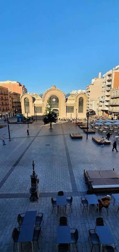 Vista elevada de la plaza Corsini con mesas y sillas dispuestas para eventos al aire libre