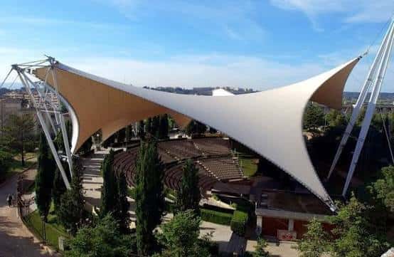 Vista aérea del Teatro-Auditorio del Camp de Mart con su característica cubierta tensada y gradas al aire libre
