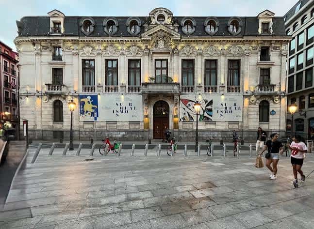 Fachada exterior del Palacio de San Nicolás con carteles de exposición