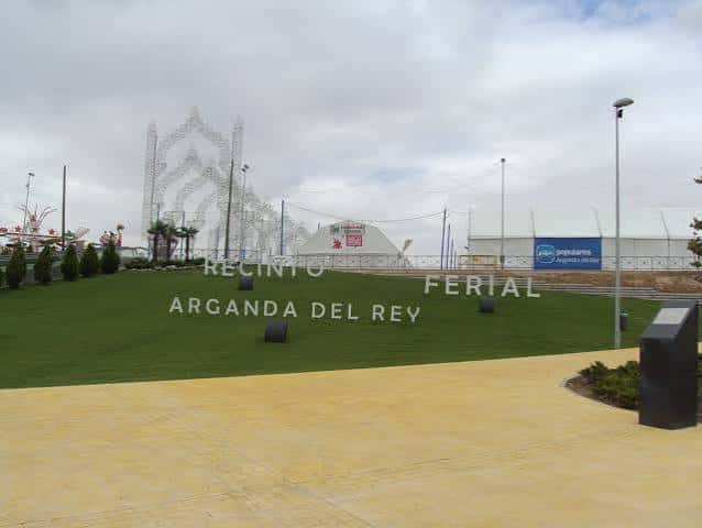 Vista exterior del Recinto Ferial de Arganda del Rey con letrero en césped