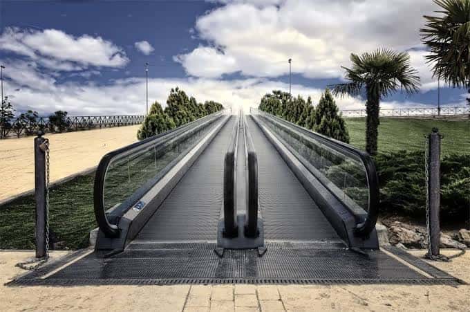 Escalera mecánica al aire libre dentro del recinto ferial
