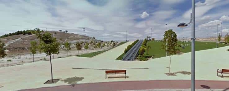 Panorámica del entorno del recinto ferial con escalera y zonas verdes