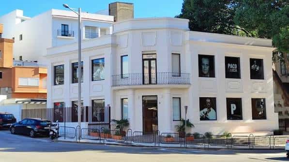 Fachada exterior del Centro de Interpretación Paco de Lucía en Algeciras, edificio blanco con carteles del artista