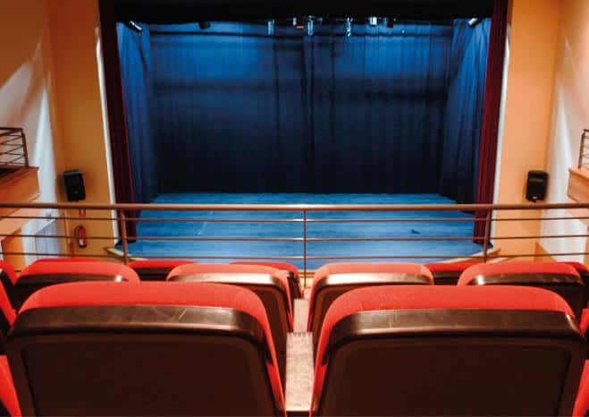 Vista desde la galería superior hacia el escenario