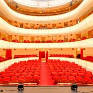 Ampitheatro con butacas rojas y balcones circulares