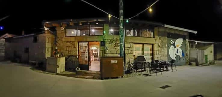 Fachada nocturna del local A Arca da Noe con decoración exterior y ambiente festivo