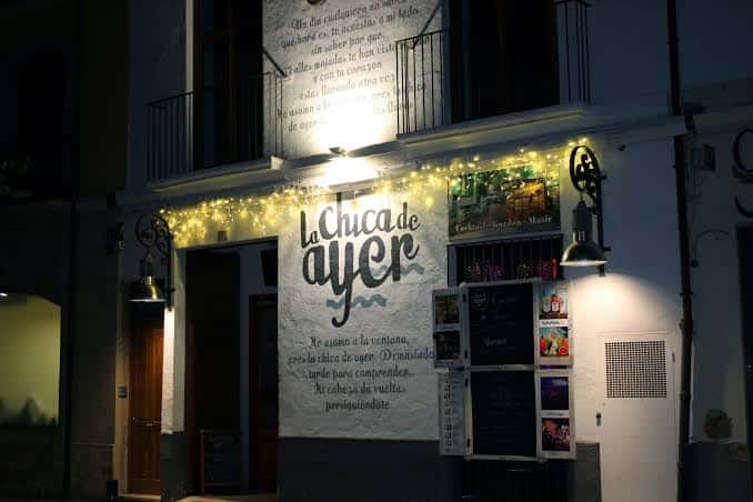 Fachada nocturna del local con iluminación decorativa