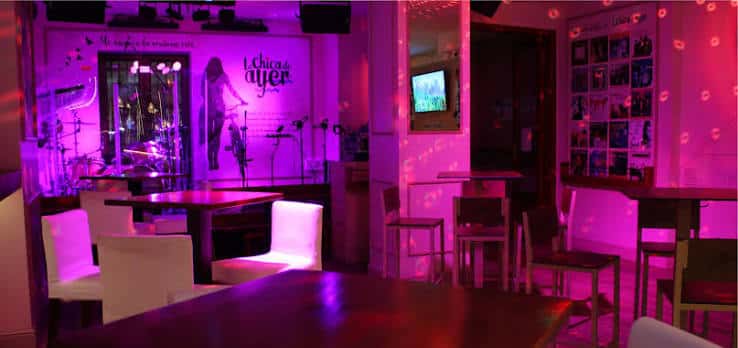 Interior del local con escenario y ambiente de fiesta