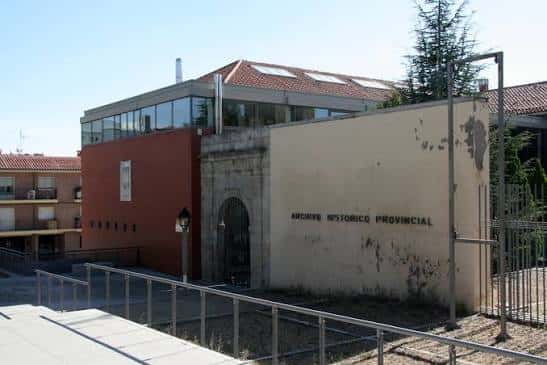 Vista exterior del Archivo Histórico Provincial de Ávila con fachada moderna y antigua