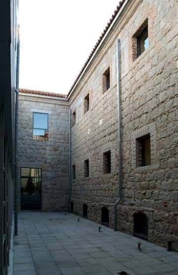 Patio interior de piedra del Archivo Histórico Provincial de Ávila
