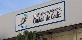 Letrero exterior del Complejo Deportivo Ciudad de Cádiz con logotipo institucional