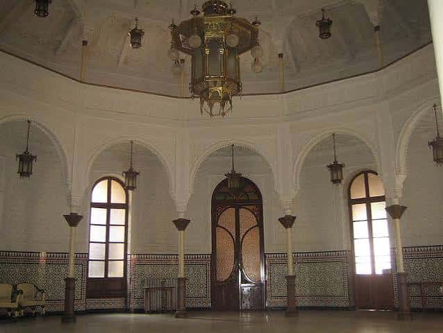 Sala principal del Círculo Alcireño con arcos y lámpara central