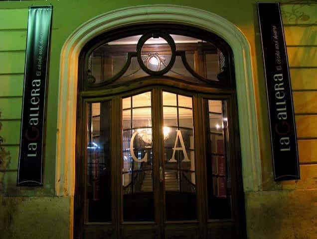 Entrada principal del Círculo Alcireño por la noche