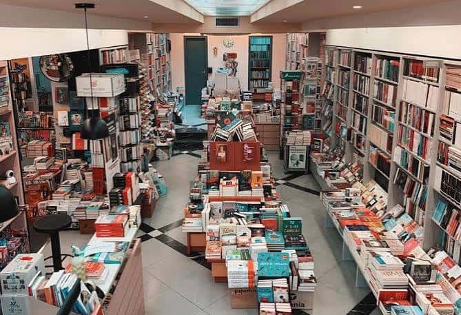 Vista general del interior de la librería con estanterías llenas de libros
