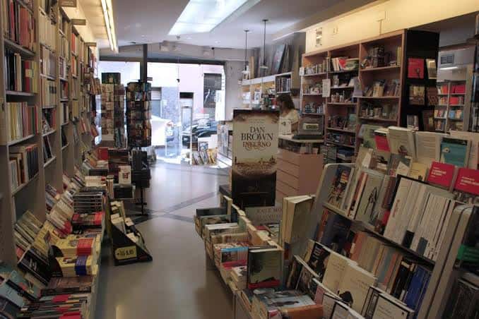 Interior de la librería mostrando el pasillo central y la entrada