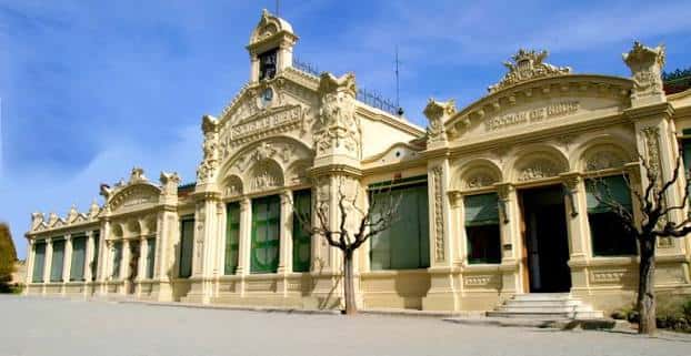 Fachada principal del Celler Cooperatiu de Rubí con detalles arquitectónicos modernistas y torre