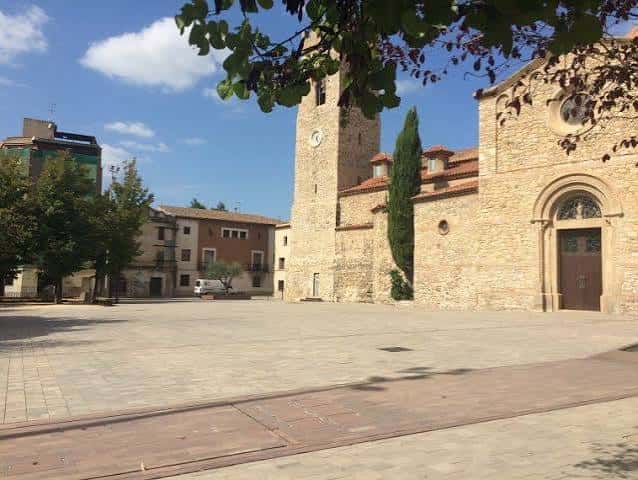 Vista panorámica de la Plaça del Doctor Guardiet con la Iglesia de San Pedro al fondo
