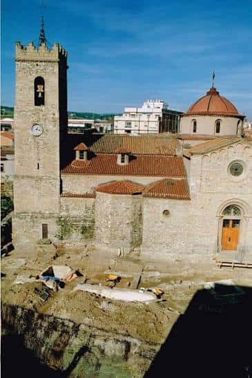 Iglesia de San Pedro en la Plaça del Doctor Guardiet durante excavaciones arqueológicas