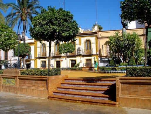 Vista de la Plaza de la Plazuela en Alcalá de Guadaíra con escaleras y edificios históricos
