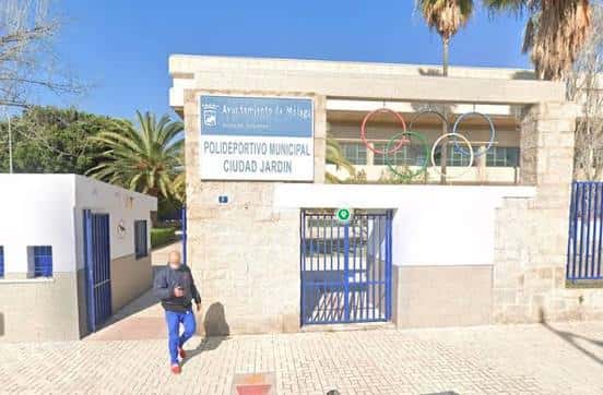 Entrada principal del Polideportivo Municipal Ciudad Jardín con letrero oficial y anillos olímpicos