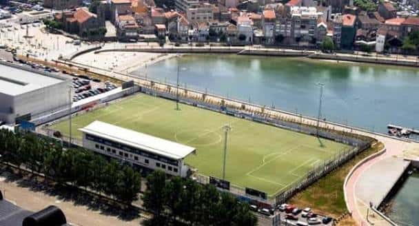 Vista aérea del estadio Baltasar Pujales junto al río, mostrando su ubicación urbana y entorno costero
