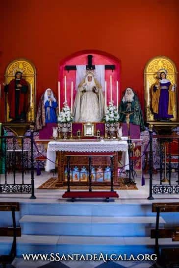 Interior de la Capilla del Santo Entierro con el altar principal y las imágenes de la Pasión
