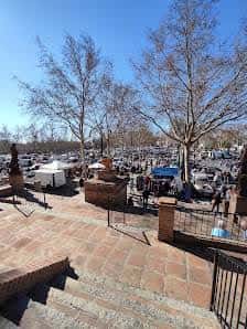 Vista exterior del Recinto Ferial de Arroyo de la Miel con árboles y zonas de aparcamiento