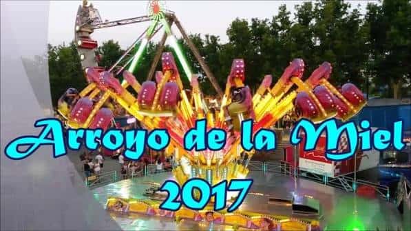 Atracciones de feria en el Recinto Ferial de Arroyo de la Miel durante la noche