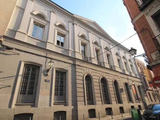 Fachada principal de la Biblioteca Histórica Marqués de Valdecilla en Madrid