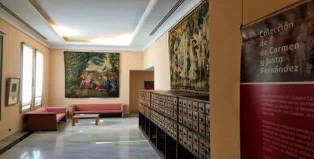 Interior con tapices y colección Carmen y Justo Fernández