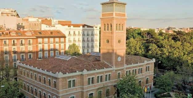 Vista aérea de la Casa Árabe mostrando su arquitectura y entorno urbano