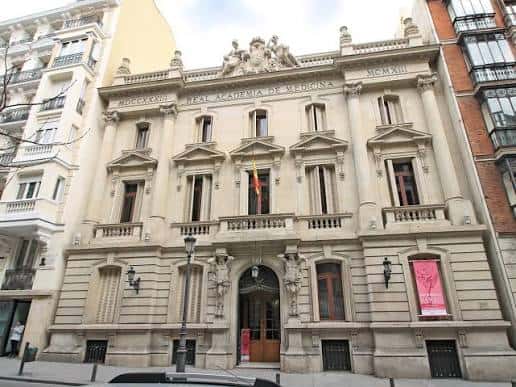 Vista frontal de la fachada neoclásica de la Real Academia Nacional de Medicina