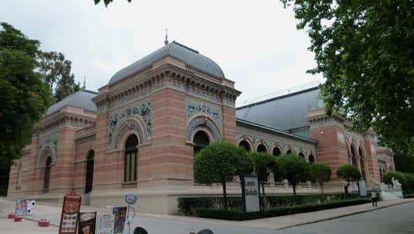 Vista lateral del Palacio de Velázquez con su característica cúpula y fachada de ladrillo
