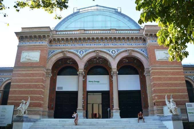 Fachada principal del Palacio de Velázquez con arcos y escalinata
