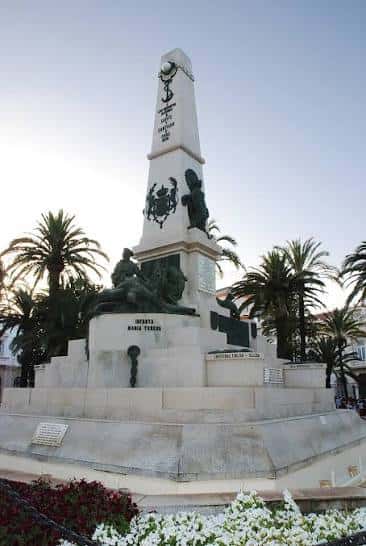 Detalle del obelisco y esculturas del monumento en la Plaza de los Héroes de Cavite